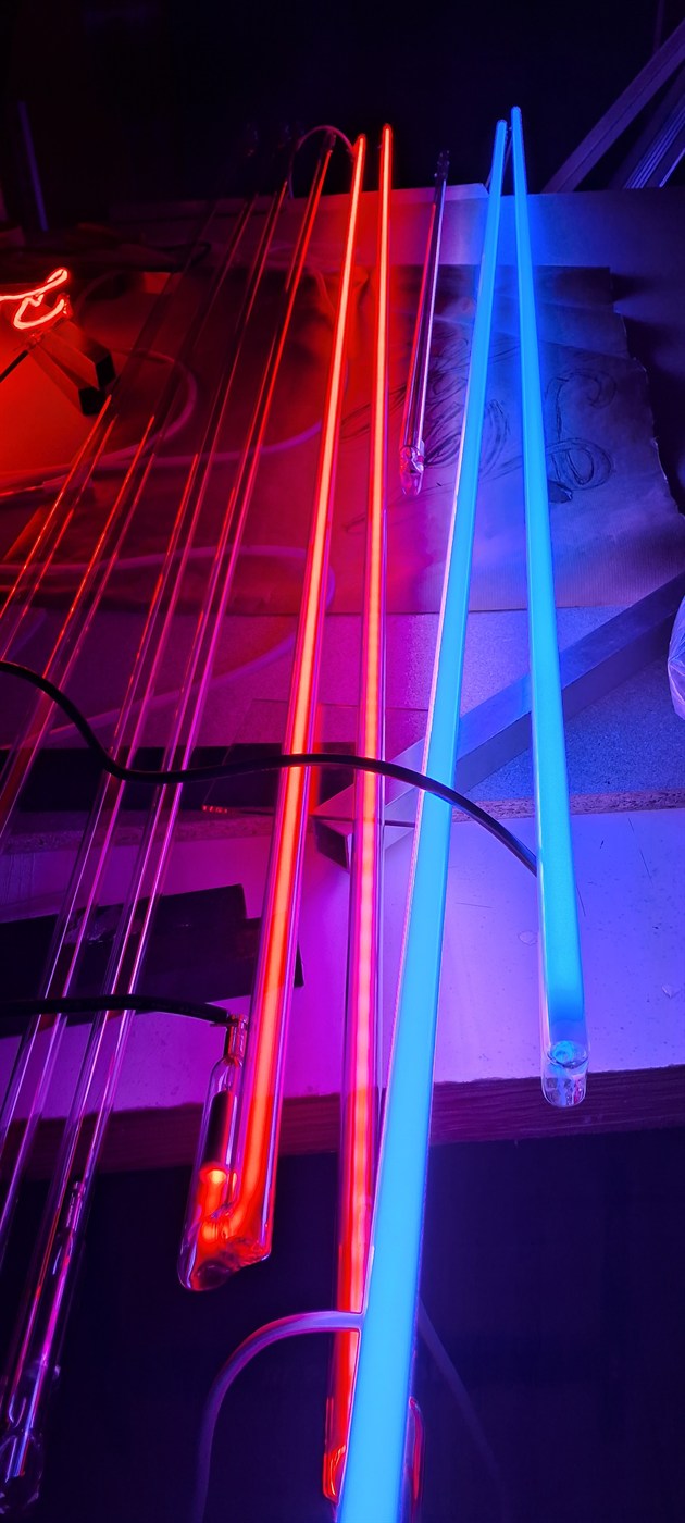 Tubes néon traditionnel et imitation LED