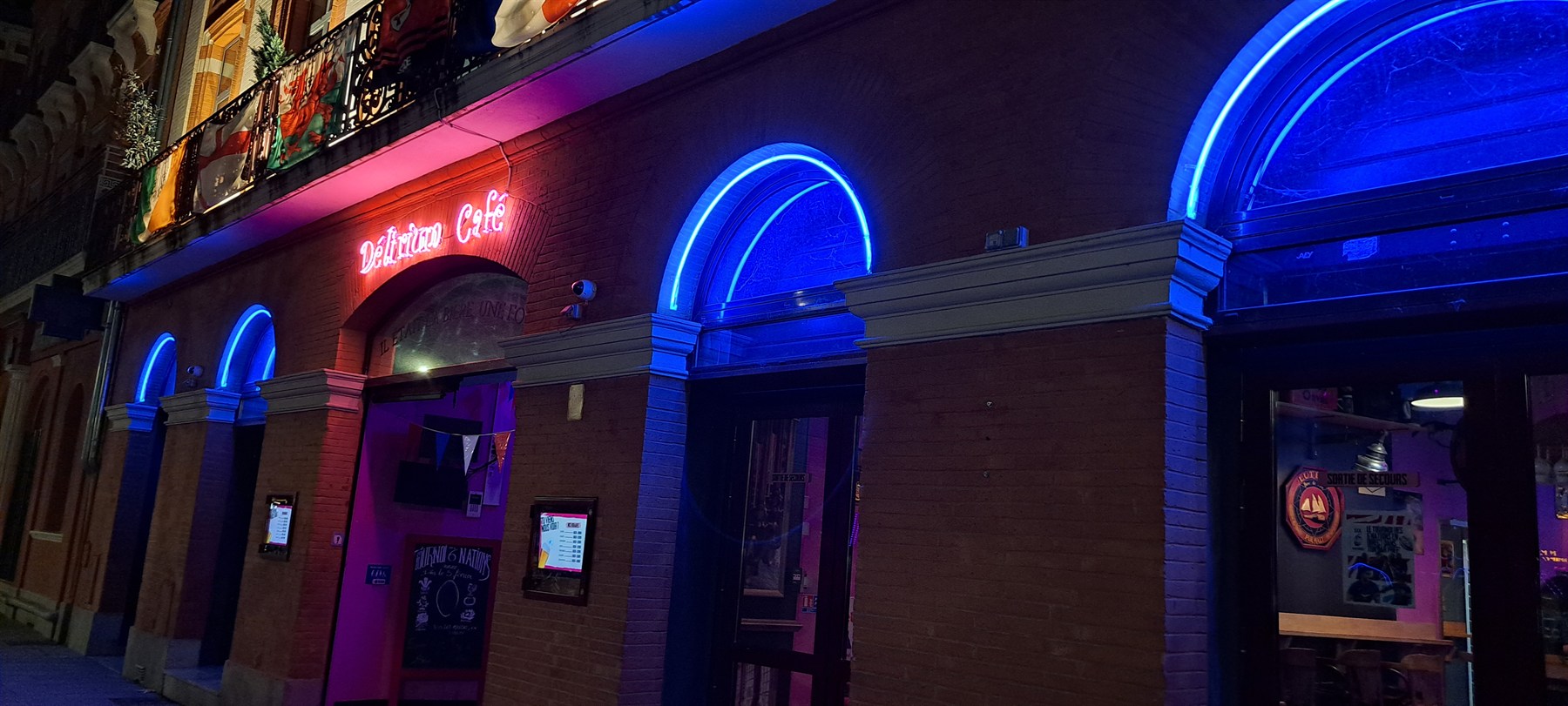 Facade Delirium Cafe en neon traditionnel